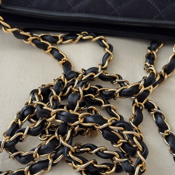 ST JOHN Elegant Black Quilted Shoulder Bag - Picture 11 of 11